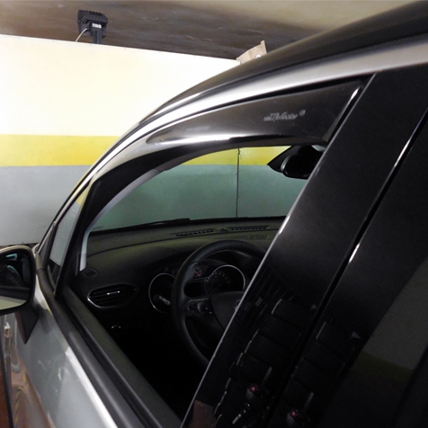 Wind deflectors for front doors standard fixing