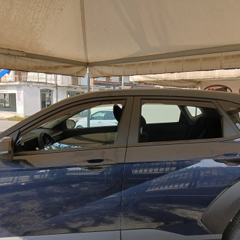 Wind deflectors for front and rear doors