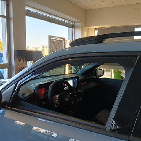 Wind deflectors for front doors standard fixing