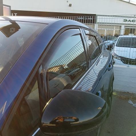 Wind deflectors for front and rear doors