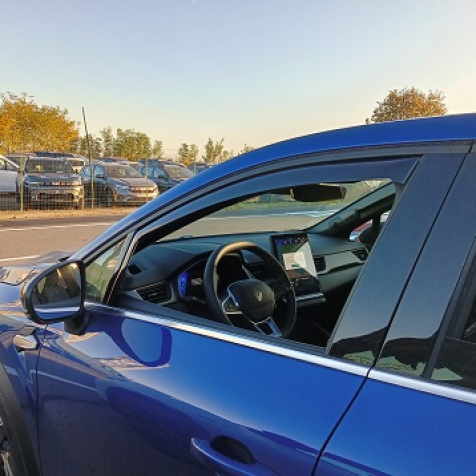 Wind deflectors for front and rear doors