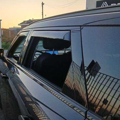 Wind deflectors for front and rear doors