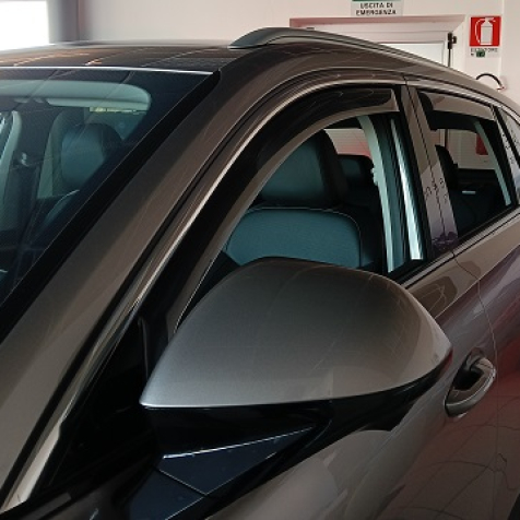 Wind deflectors for front doors standard fixing