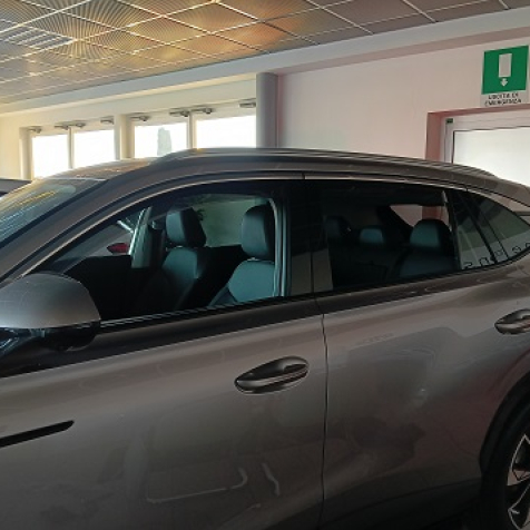 Wind deflectors for front and rear doors